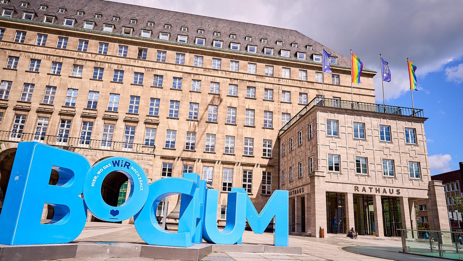 Außenaufnahme des Bochumer Rathauses mit Regenbogenflaggen