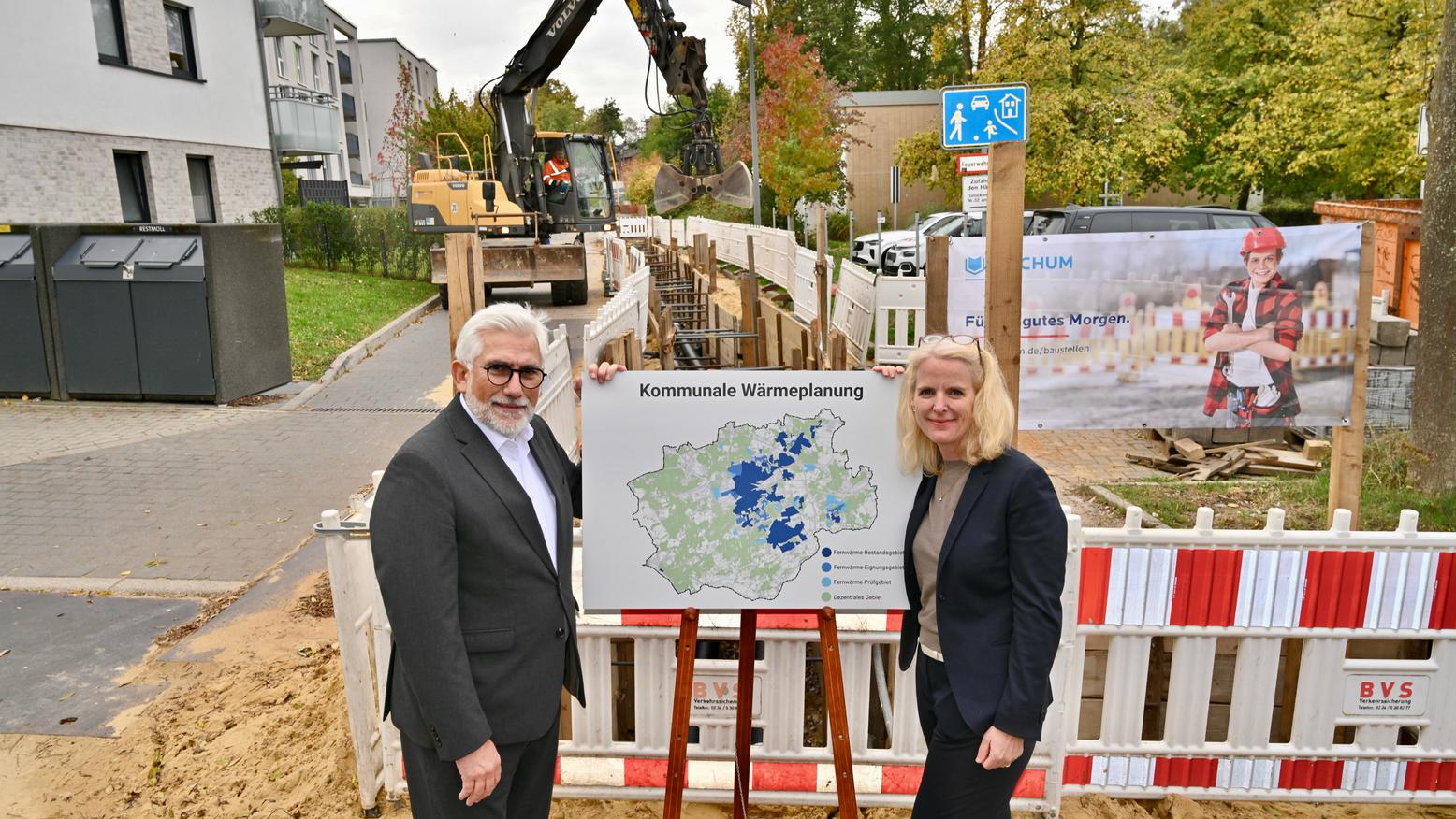 Oberbürgermeister Jörg Lukat und Stadtwerke-Geschäftsführerin Elke Temme stellen am 22.10.2026 in Bochum die kommunale Wärmeplanung vor