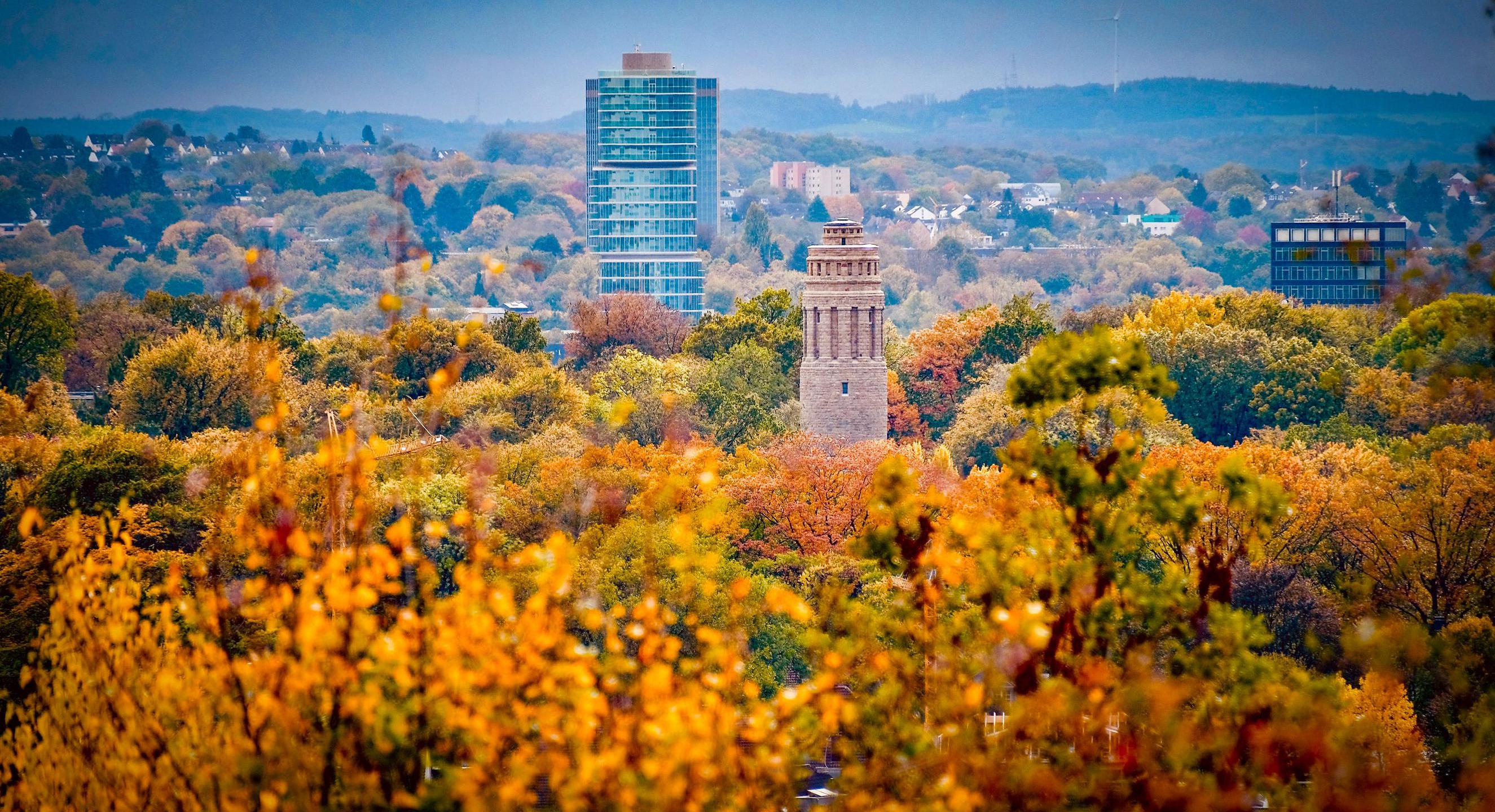 Herbstlich verfärbte Bäume vor Bismarckturm und Exzenterhaus in Bochum