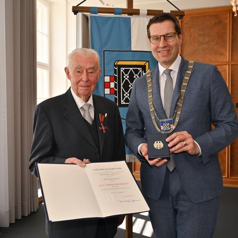 Gemeinsames Foto von Gerhard Uhle und Oberbürgermeister Thomas Eiskirch mit dem Verdienstorden der Bundesrepublik Deutschland.