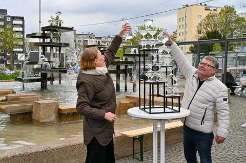 Planungsamtsleiterin Heike Möller und Bezirksbürgermeister Hans-Peter Herzog bei der Eröffnung des Brunnens am August-Bebel-Platz