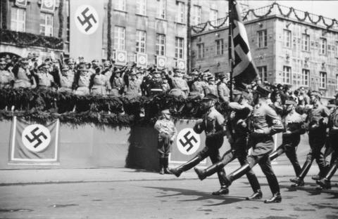 Historisches Bild eines Aufmarsches von Nationalsozialisten.