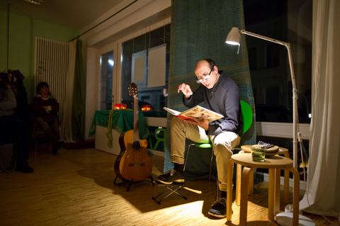 Der Vortragskünstler Josef Schoenen bei einer szenischen Lesung.