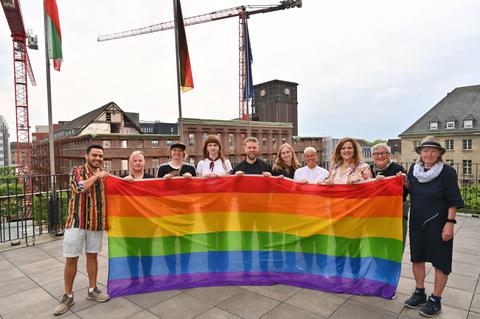 Eine Regenbogenfahne wird am Rathaus in Bochum gehisst.